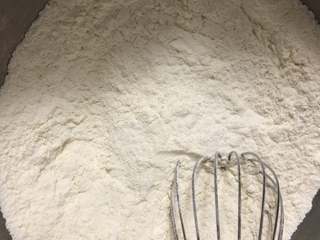 1、超快手嘴边零食--果酱饼干 ukoeo 风炉制作,低粉过筛之后和奶粉（我用的雀巢甜奶粉）搅拌均匀，备用。