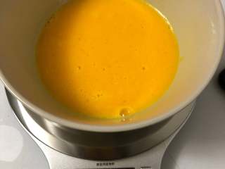 2、超快手嘴边零食--果酱饼干 ukoeo 风炉制作,鸡蛋充分打散，备用。