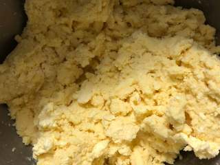 6、超快手嘴边零食--果酱饼干 ukoeo 风炉制作,把之前混合好的低粉和奶粉倒入黄油里面，用刮刀搅拌均匀。 