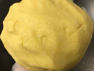 7、超快手嘴边零食--果酱饼干 ukoeo 风炉制作,之后用手团光滑，不用过度揉面团，以免起筋，影响口感。