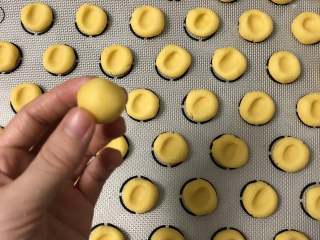 8、超快手嘴边零食--果酱饼干 ukoeo 风炉制作,然后抓一小撮面团，手掌揉圆了。建议大小在10克。然后用中指在圆球中心按下个洞，稍后放果酱。