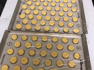 9、超快手嘴边零食--果酱饼干 ukoeo 风炉制作,重复第8步。面糊量较大，记得加盖保鲜膜，以免干皮。