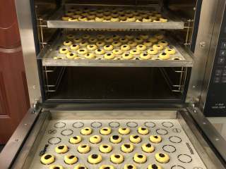 11、超快手嘴边零食--果酱饼干 ukoeo 风炉制作,我是蓝莓果酱两盘，草莓果酱一盘。