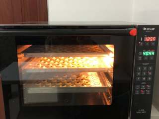 12、超快手嘴边零食--果酱饼干 ukoeo 风炉制作,入炉，125度40分钟。