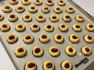 10、超快手嘴边零食--果酱饼干 ukoeo 风炉制作,风炉125度预热，借助小勺子给饼干里倒果酱，勺子里一定要少量多次放果酱，不然很容易滴得饼干外面都是，影响美观哦。