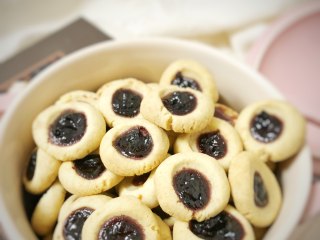 13、超快手嘴边零食--果酱饼干 ukoeo 风炉制作,出炉，上色非常均匀，颜值很高哦。