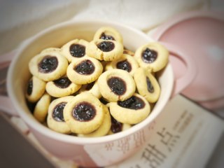 14、超快手嘴边零食--果酱饼干 ukoeo 风炉制作,奶香浓郁，唇齿留香，添加了果酱，不甜腻。