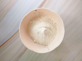 3、蔓越莓黄油曲奇,准备低筋面粉150克