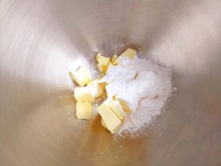 5、蔓越莓黄油曲奇,黄油和糖粉混合