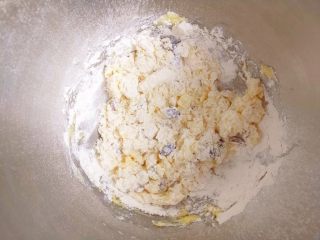 9、蔓越莓黄油曲奇,放入蔓越莓干，切拌