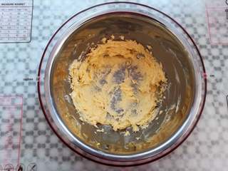 4、坚果薄脆曲奇,黄油用打蛋器打到体积变大，颜色变白