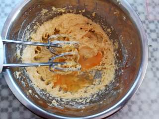 6、坚果薄脆曲奇,黄油里加入全蛋液，打发到顺滑的状态