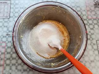 7、坚果薄脆曲奇,黄油里加入过筛的低筋面粉