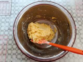 8、坚果薄脆曲奇,用刮刀翻拌均匀，面糊没有干粉的状态