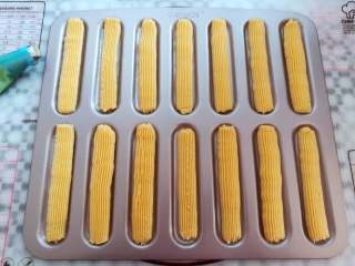 10、坚果薄脆曲奇,把曲奇面糊挤到学厨的闪电泡芙模具上