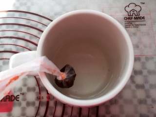 13、坚果薄脆曲奇,巧克力放入裱花袋里，隔水融化备用