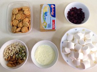 1、坚果雪花酥,准备好需要的食材。