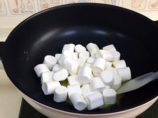 3、坚果雪花酥,待黄油完全融化后，迅速加入棉花糖。