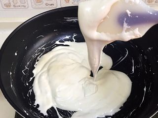 4、坚果雪花酥,用刮刀按压、搅拌，直到棉花糖融化，和黄油完全融合，大气泡消失，显现有光泽的状态。