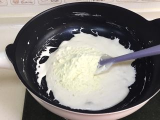 5、坚果雪花酥,加入奶粉，继续搅拌煮至无干粉状态。