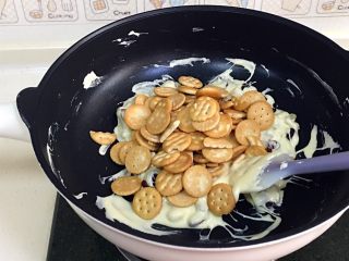 7、坚果雪花酥,接着倒入饼干。