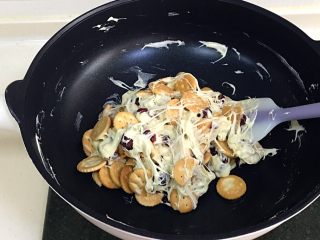 8、坚果雪花酥,从下往上，从外往里的简单翻拌几下。