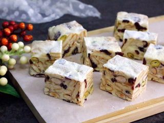 13、坚果雪花酥,也可以把切好的雪花酥侧面撒上奶粉。