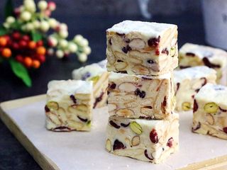 14、坚果雪花酥,在昏昏欲睡的下午，来上几块雪花酥，配上一杯味苦香浓的咖啡，细细体会着各种滋味在口中交织。