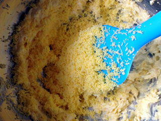 3、玛格丽特饼干,筛入熟蛋黄