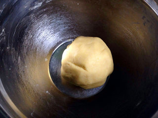 6、玛格丽特饼干,搅拌均匀，用手和成光滑的面团，放冰箱冷藏20分钟