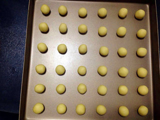 7、玛格丽特饼干,将面团分割成36个小剂子，每个大约5克，搓圆，均匀摆入烤