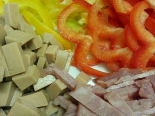 1、培根披萨,彩椒切丝，培根切小块，火腿肠切丁，奶酪切小块