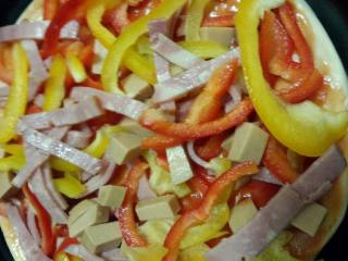 4、培根披萨,放入所有材料，在放奶酪