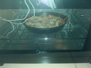 5、培根披萨,烤箱预热，把披萨放进去烤二十分钟