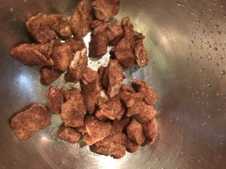 4、牛肉串（热量低）,加入五香粉，拌匀