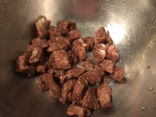 5、牛肉串（热量低）,加入披萨草和胡椒粉，拌匀