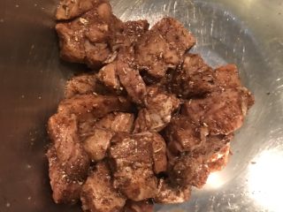 6、牛肉串（热量低）,加入盐、两茶勺醋和一个半茶勺的蚝油，拿手弄均匀