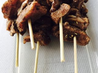 7、牛肉串（热量低）, 先每几块，串成一串，在拿到冰箱里冷藏2小时，再拿出来撒一点花椒粉