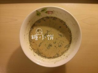 7、伯爵奶茶芝士蛋糕,全脂牛奶100G加伯爵茶叶碎2.5G搅匀,送入微波炉叮1分钟。