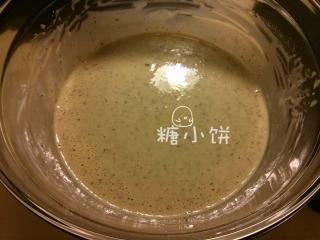 8、伯爵奶茶芝士蛋糕,奶茶液放至温热不烫手后加到步骤8的芝士糊中搅匀.