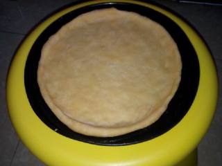 1、妈咪披萨,面皮做法：面粉加鸡蛋、温奶、发酵粉揉成面团醒置两小时（由于本人不会发面，故用面包机发酵，效果很好）