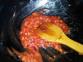 4、妈咪披萨,底酱做法：底油烧热，放入胡萝卜丁煸熟，加洋葱炒香，加西红柿炒至软烂，加少量糖、番茄沙司炒香备用