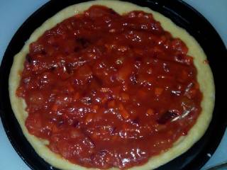 5、妈咪披萨,酱平铺在饼上