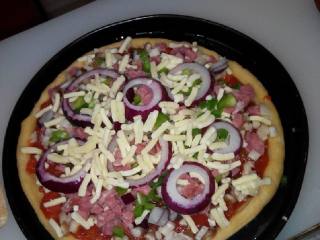 7、妈咪披萨,往铺好酱的饼上放备料和奶酪（一层备料一层奶酪，奶酪越多越香）