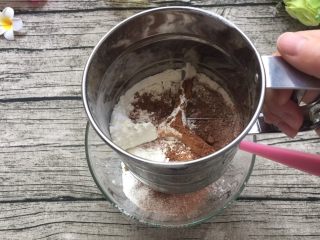 2、扭一扭，舔一舔，再泡一泡,面粉，可可粉，糖粉混合均匀，过筛到黄油中