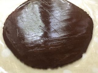 7、扭一扭，舔一舔，再泡一泡,擀好后放入冰箱冷冻15分钟，直至面片变硬