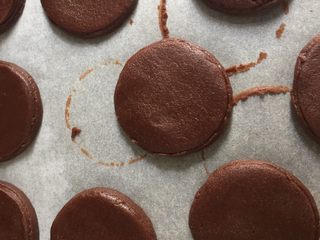 9、扭一扭，舔一舔，再泡一泡,边角料的面片继续揉成团，擀成片，继续压模。我的材料正好压16个圆片。当然每个人的模具大小不同，只要压的圆片是双数就可以。