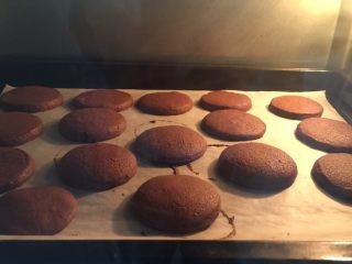 10、扭一扭，舔一舔，再泡一泡,压好的圆片移至铺上油纸的烤盘里，放进烤箱，160一170度烤20分钟。