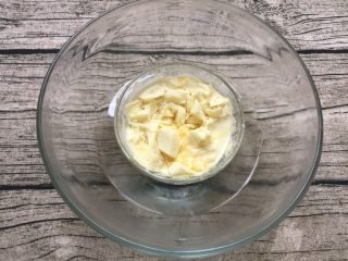 13、扭一扭，舔一舔，再泡一泡,取一容器，放入黄油，白巧克力碎，隔热水融化。期间用刮刀或者筷子慢慢搅拌