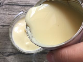 14、扭一扭，舔一舔，再泡一泡,都融化成液体状态，加入炼乳